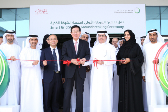 조환익 한국전력 사장(왼쪽 네번째)과 샤에드 모하메드 알 테어 두바이 수전력청(다섯번째) 등이 24일(현지시간) 열린 두바이 스마트그리드 스테이션 시범사업 착공식에서 테이프 커팅을 하고 있다.  한국전력 제공